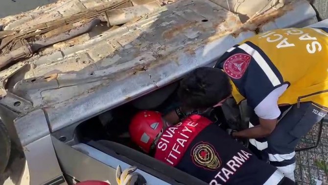 15 Yaşındaki Sürücü İstinat Duvarından Uçtu, Kazada 2 Kişi Yaralandı