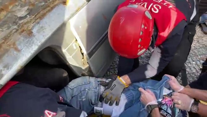 15 Yaşındaki Sürücü İstinat Duvarından Uçtu, Kazada 2 Kişi Yaralandı