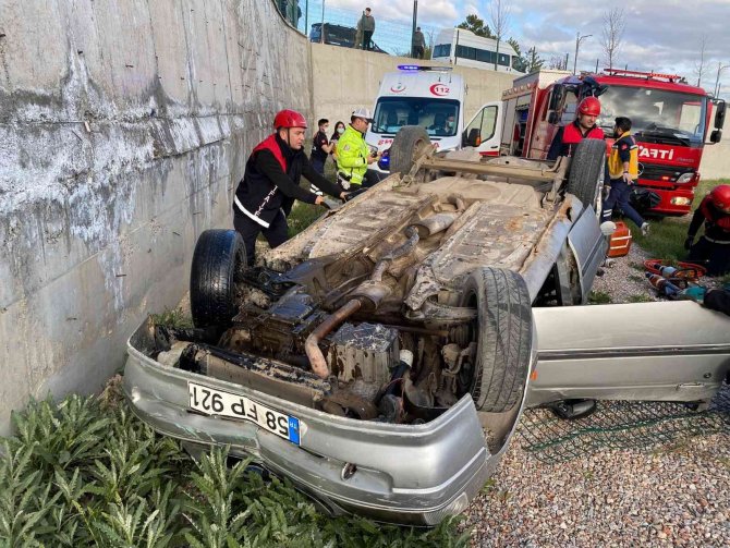 15 Yaşındaki Sürücü İstinat Duvarından Uçtu, Kazada 2 Kişi Yaralandı