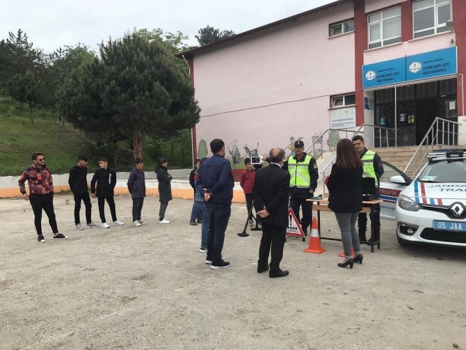 Amasya’da Jandarma, Kırsalda Yaşayan Öğrencilere Trafik Eğitimi Verdi