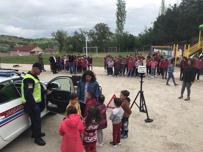 Amasya’da Jandarma, Kırsalda Yaşayan Öğrencilere Trafik Eğitimi Verdi