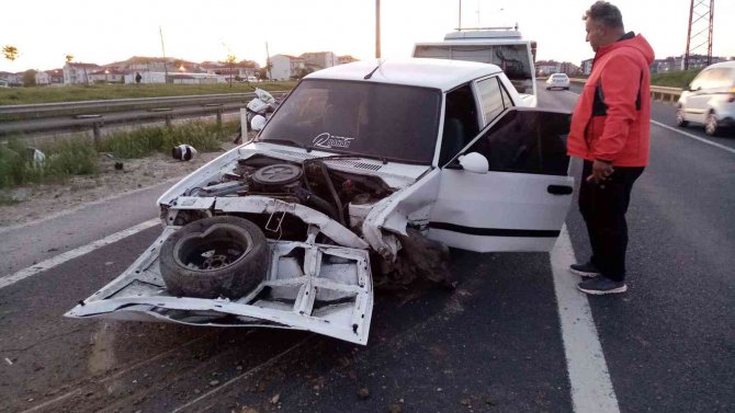 Aydınlatma Direğine Çarpan Otomobil Hurdaya Döndü: 5 Yaralı