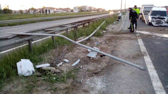 Aydınlatma Direğine Çarpan Otomobil Hurdaya Döndü: 5 Yaralı