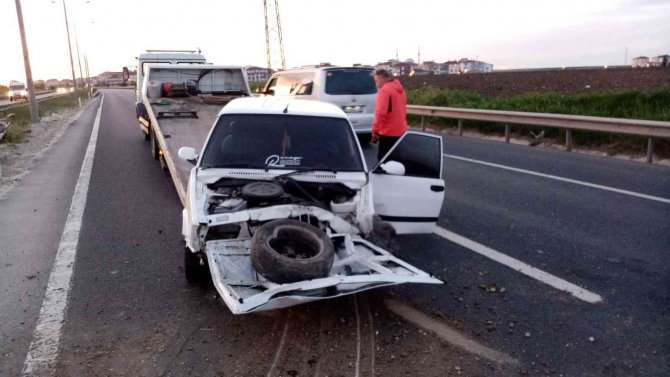 Aydınlatma Direğine Çarpan Otomobil Hurdaya Döndü: 5 Yaralı
