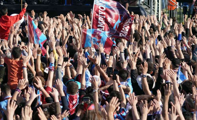 Trabzonspor’un Şampiyonluk Kutlamasında Işık Şov