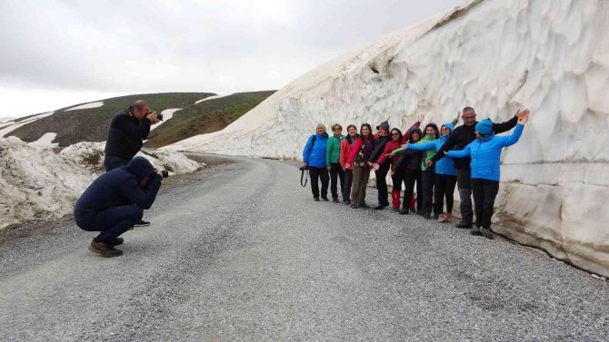 9 İlden Muş’a Gelen Fotoğraf Sanatçıları Mayıs Ayında Metrelerce Karı Fotoğrafladı
