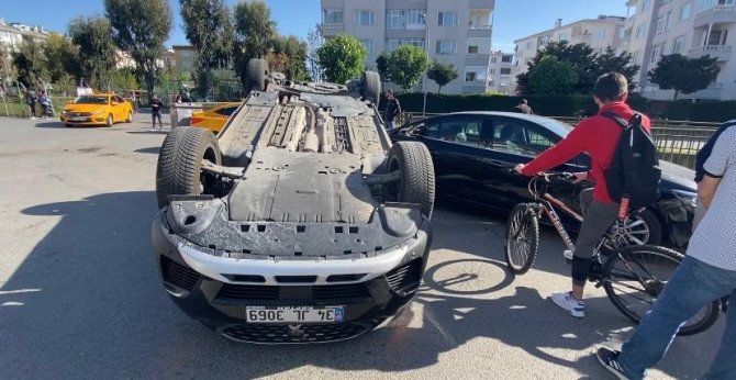 Tuzla’da Taksi İle Çarpışan Cip Devrildi: 2 Yaralı