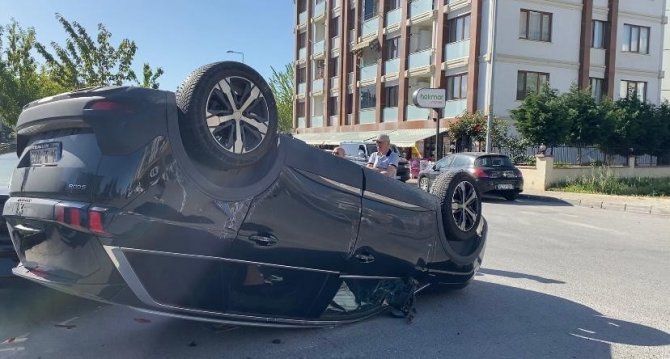 Tuzla’da Taksi İle Çarpışan Cip Devrildi: 2 Yaralı