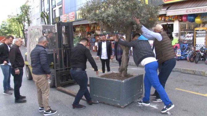 İ̇bb Yaya Yolunu İ̇spark’ A Çevirdi: Esnaf Yolu Saksılarla Kapattı