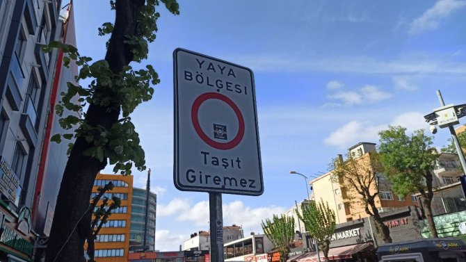 İ̇bb Yaya Yolunu İ̇spark’ A Çevirdi: Esnaf Yolu Saksılarla Kapattı