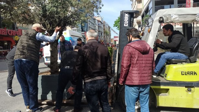 İ̇bb Yaya Yolunu İ̇spark’ A Çevirdi: Esnaf Yolu Saksılarla Kapattı