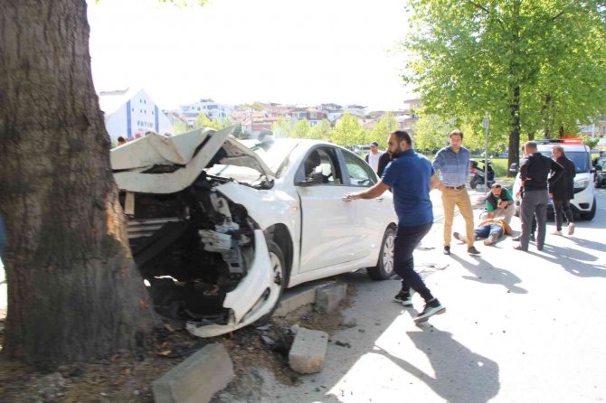 Yalova’da Kontrolden Çıkan Otomobil Ağaca Çarptı: 3 Yaralı
