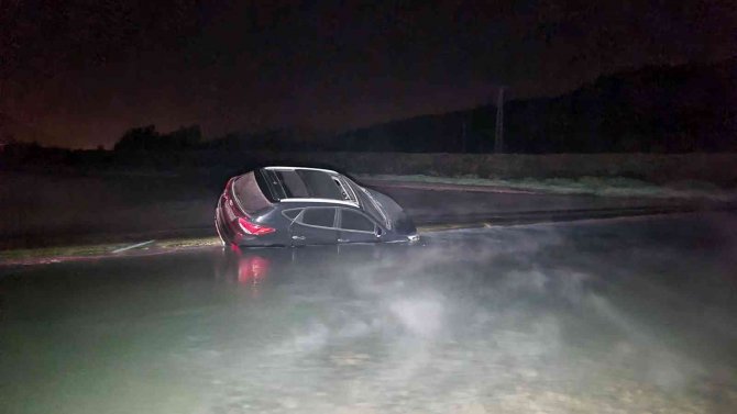 Çaydan Karşıdan Karşıya Geçerken Otomobiliyle Suya Sürüklendi