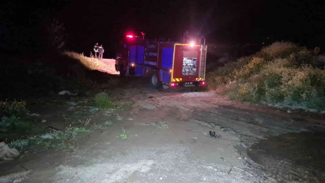 Çaydan Karşıdan Karşıya Geçerken Otomobiliyle Suya Sürüklendi