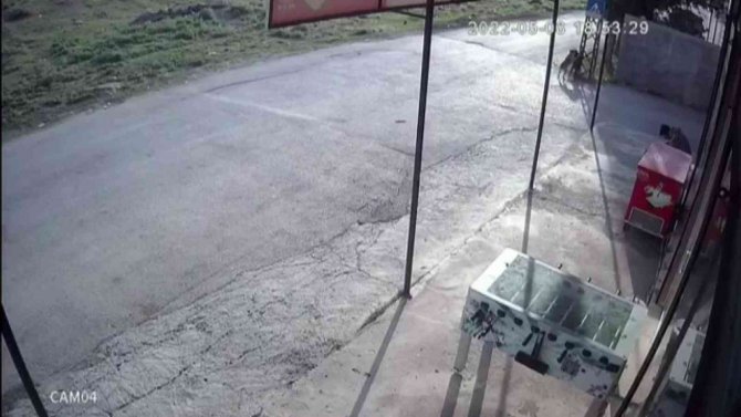 Sokak Köpeğinin Küçük Çocuğa Saldırdığı Anlar Kamerada