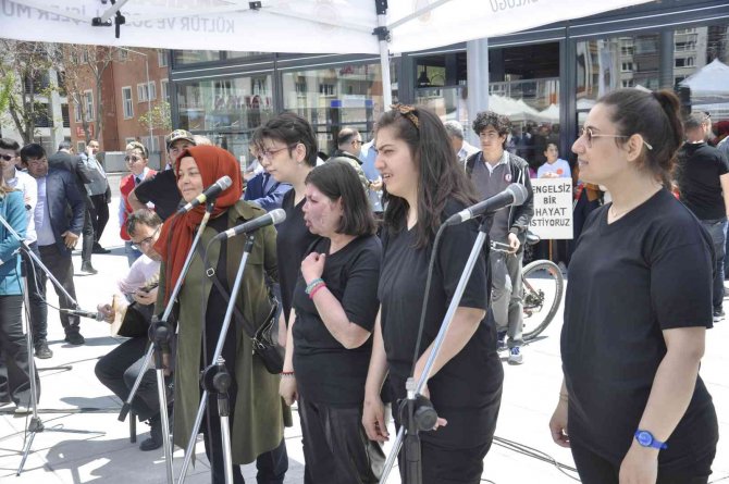 Afyonkarahisar’da Düzenlenen Festivalde Engelli Bireyler Gönüllerince Eğlendi