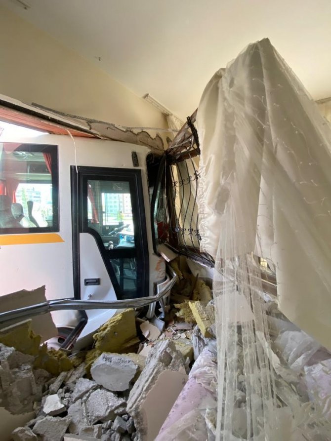 Ankara’da Öğrenci Aracı Evin Duvarına Çarptı: 11 Yaralı