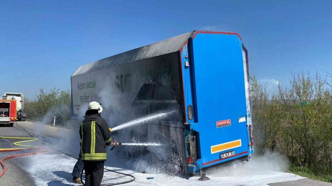 Cam Yüklü Tır Alev Aldı