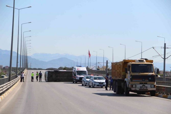 Antalya’da Kamyonla Çarpışan Minibüs Yan Yattı: 8’i Turist 9 Yaralı