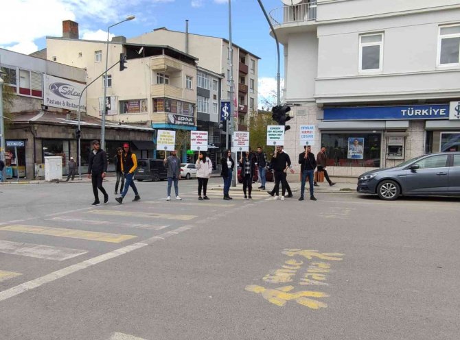 Üniversite Öğrencilerinden Trafik Eylemi