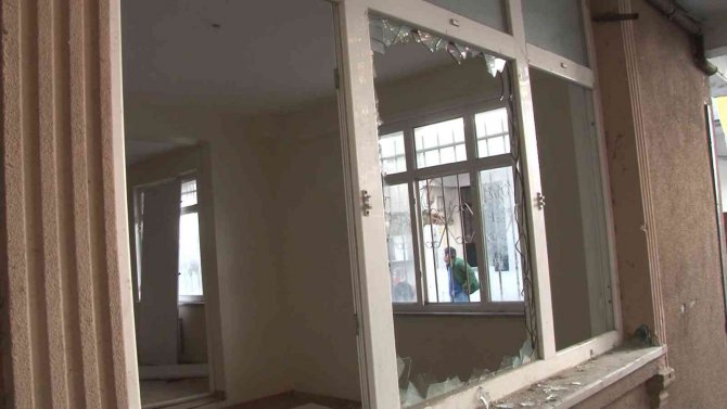 Arnavutköy’de Mahalle Sakinlerinin Metruk Bina İsyanı