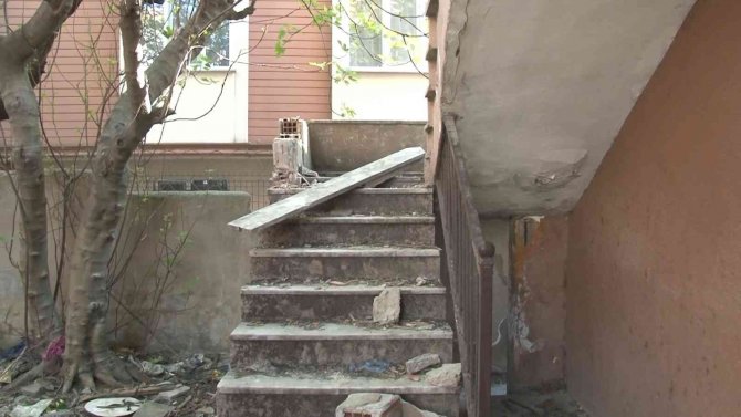 Arnavutköy’de Mahalle Sakinlerinin Metruk Bina İsyanı