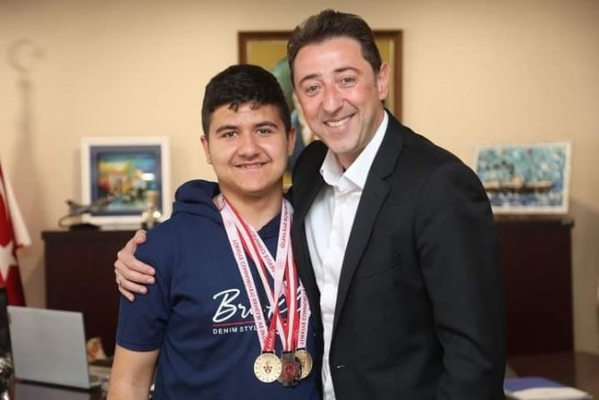 Otizmli Öğrenci Okulunun Ve Bandırma’nın Gururu Oldu