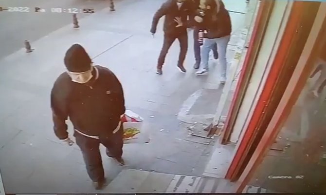İ̇stanbul’da Korkunç Cinayet Kamerada: Öldüresiye Dövülüp Kalbinden Bıçaklandı