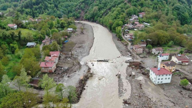 Köprüsü Yıkılan Çay Üzerine Yaya Geçidi Yapmak İsterken Sel Sularına Kapıldı