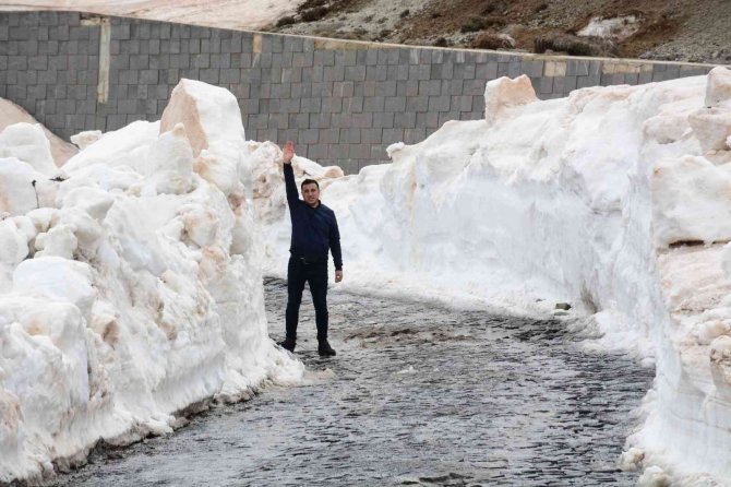 Bitlis’te Kar Esareti Devam Ediyor