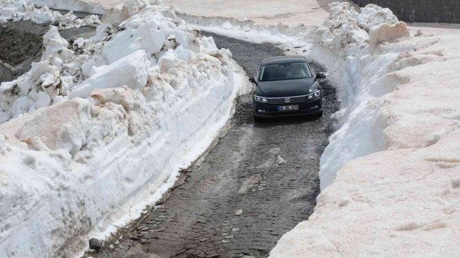 Bitlis’te Kar Esareti Devam Ediyor