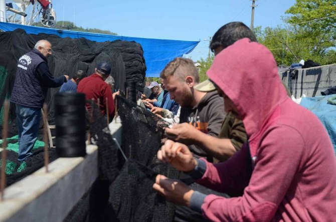 Balıkçıların Ağ Bakım Mesaisi