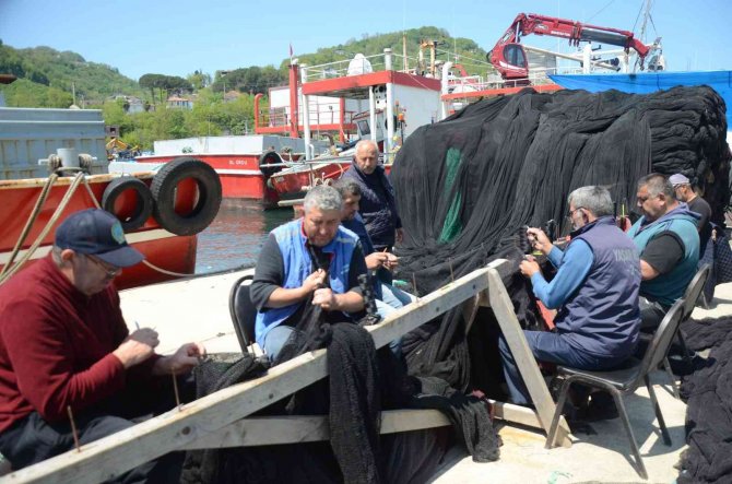 Balıkçıların Ağ Bakım Mesaisi