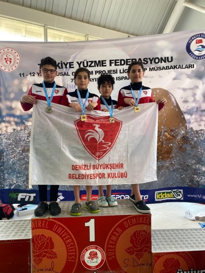 Denizlili Yüzme Takımı Yarışmaya Damga Vurdu