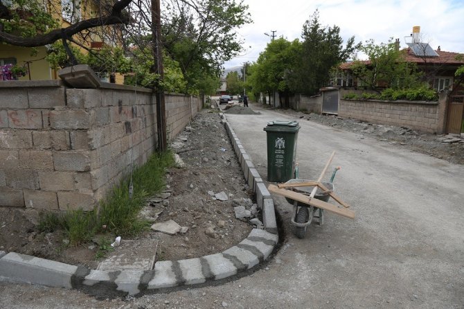 Erzincan’da Zamanla Bozulan Kaldırımlar Yenileniyor