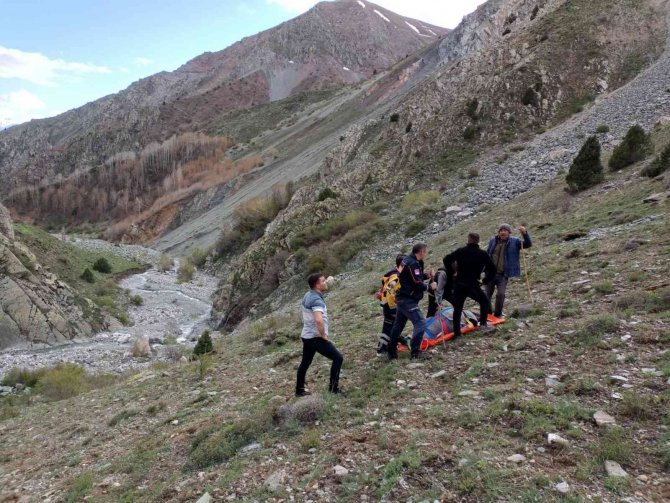 Mezrada Yediği Yemekten Zehirlenen Kadın Helikopterle Hastaneye Yetiştirildi