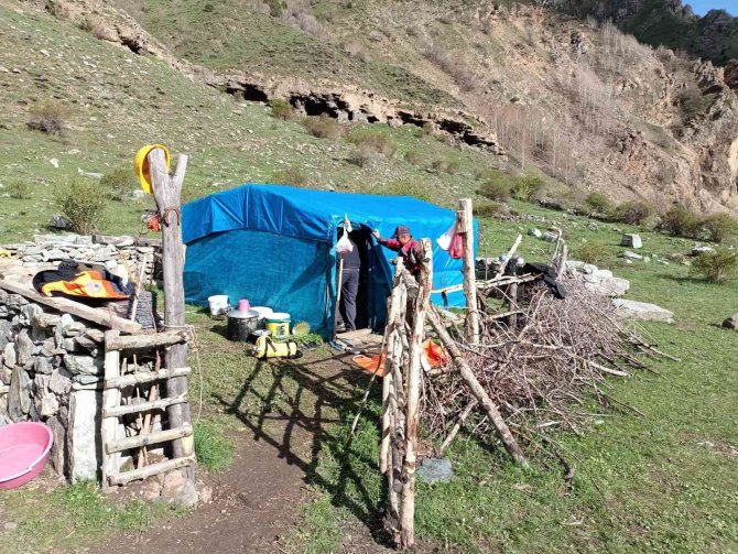 Mezrada Yediği Yemekten Zehirlenen Kadın Helikopterle Hastaneye Yetiştirildi