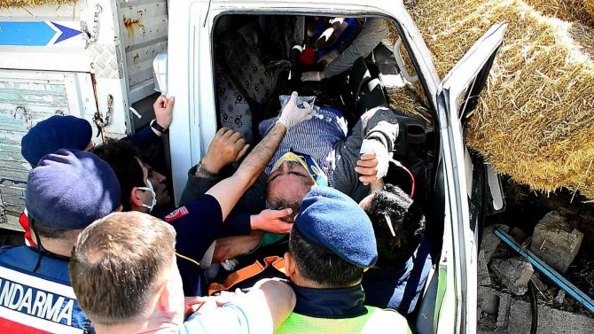 Frenleri Patlayan Saman Yüklü Kamyonet Bahçe Duvarına Çarparak Durdu