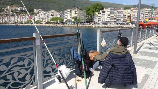 Gemlik’te Müsilaj Sona Erdi, Denizi Oltacılar Doldurdu