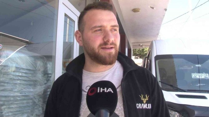 Maltepe’de Pes Dedirten Hırsızlık Kamerada: İ̇ş Yerini Soyamayınca Araçtaki Malzemeleri Çaldılar