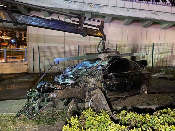 Alkollü Halde Kullandığı Otomobili İle Köprü Demirlerini Kırarak Aşağı Uçtu: 3 Yaralı