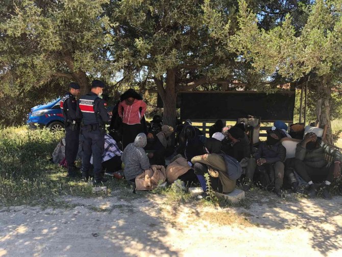İ̇zmir Açıklarında 63 Düzensiz Göçmen Yakalandı