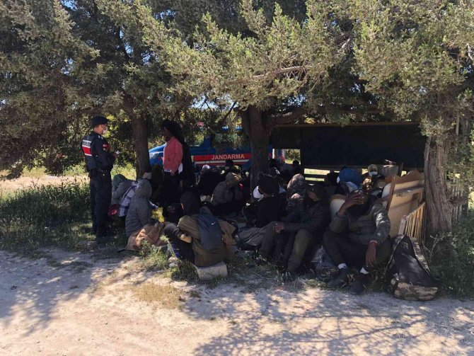 İ̇zmir Açıklarında 63 Düzensiz Göçmen Yakalandı