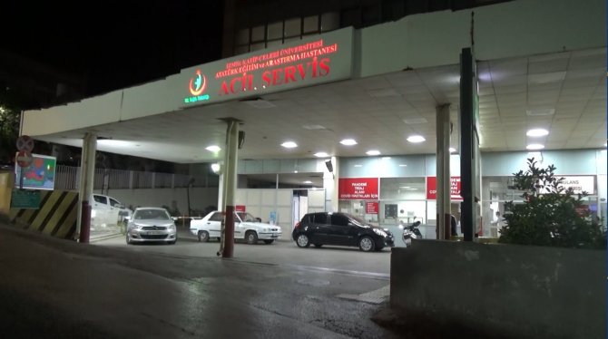 İ̇zmir’de İki Grup Arasında Çıkan Bıçaklı Kavgada 2 Kişi Yaralandı