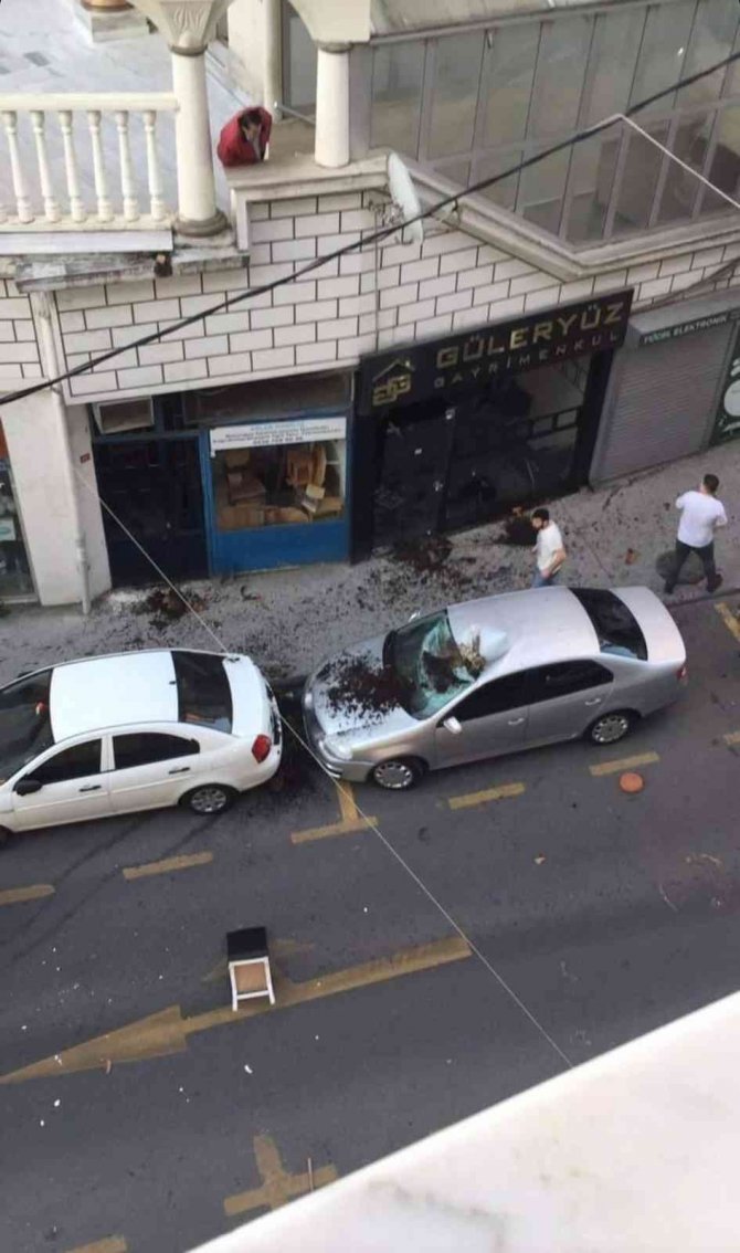İ̇stanbul’da Korku Dolu Anlar Kamerada: Çatıya Çıkıp Ortalığı Savaş Alanına Çevirdi