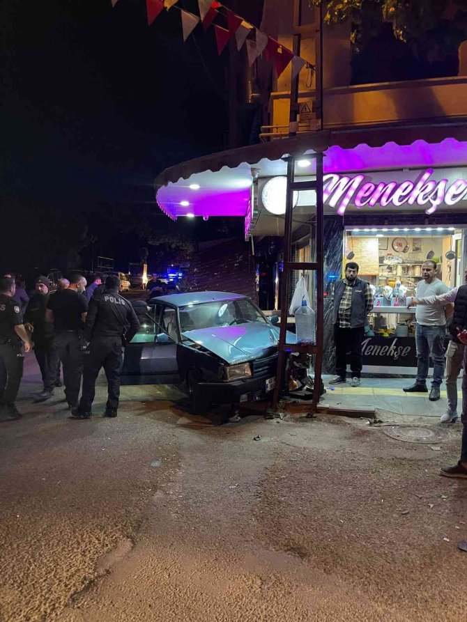 Polis Ekiplerinden Kaçan Sürücü Direğe Çarparak Durdu