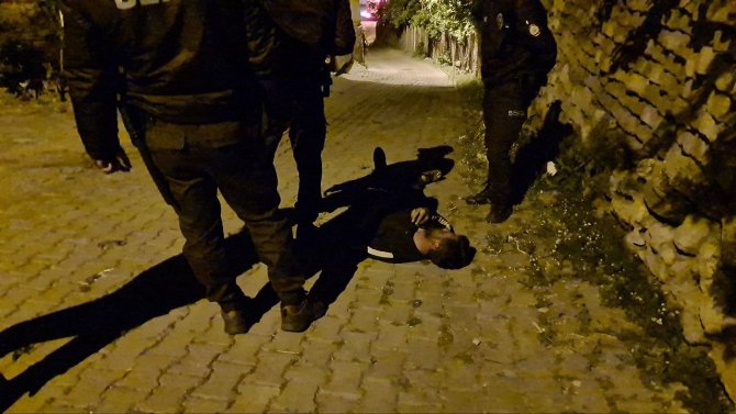 Evi Yanan Alkollü Şahıs Yolun Ortasında Sızıp Kaldı