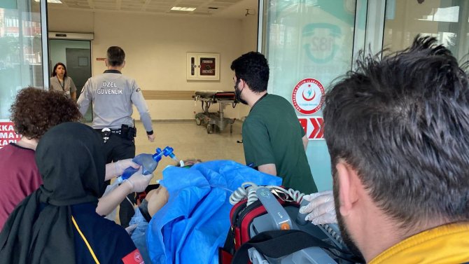 Hafif Ticari Aracın Çarptığı Kadın Ağır Yaralandı, Sürücü Kaçtı