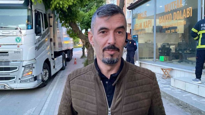 Park Etmeye Çalışan Tırın Üzerine Ağaç Devrildi
