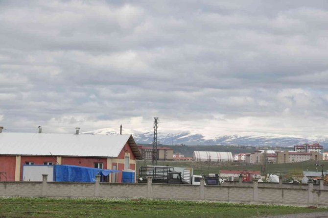 Kars’ta Yüksek Kesimlere Kar Yağdı